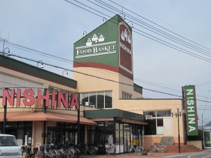 【スーパー】ニシナフードバスケット西阿知店 558m 周辺環境