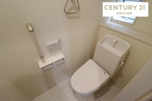 各階にトイレがあるので来客時にも気兼ねなく使えて便利です。 トイレ