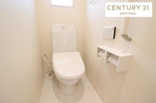 各階にトイレがあるので来客時にも気兼ねなく使えて便利です。 トイレ