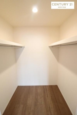 ウォークインクローゼット写真 収納