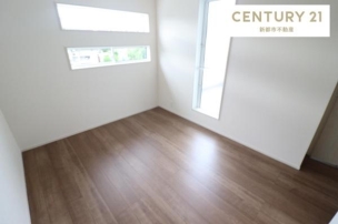 バルコニーにつながる大きな窓からは光が差し込み明るいお部屋になっています 洋室