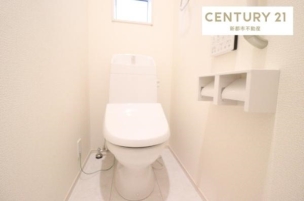 各階にトイレがあるので来客時にも気兼ねなく使えて便利です。 トイレ