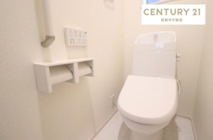 各階にトイレがあるので来客時にも気兼ねなく使えて便利です。 トイレ